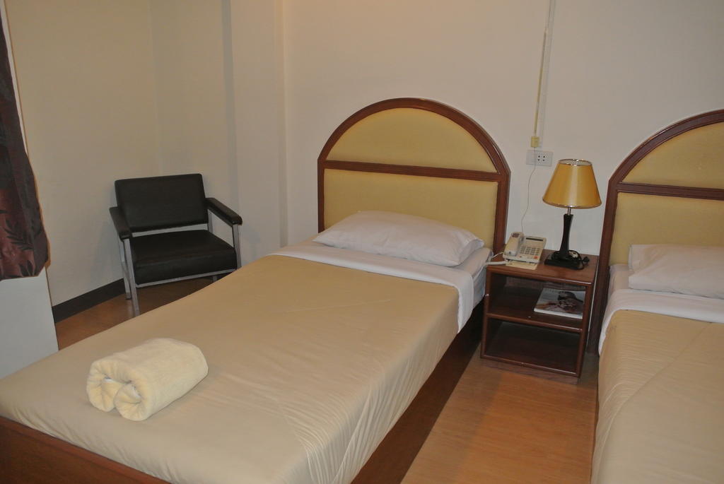 Supak Hotel Kalasin Habitación foto